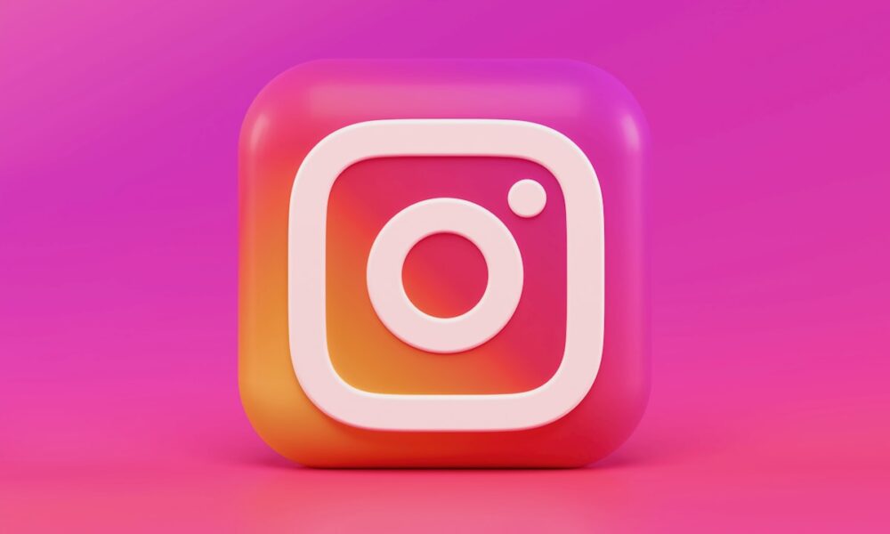 Réseaux sociaux TikTok Instagram smartphone social media