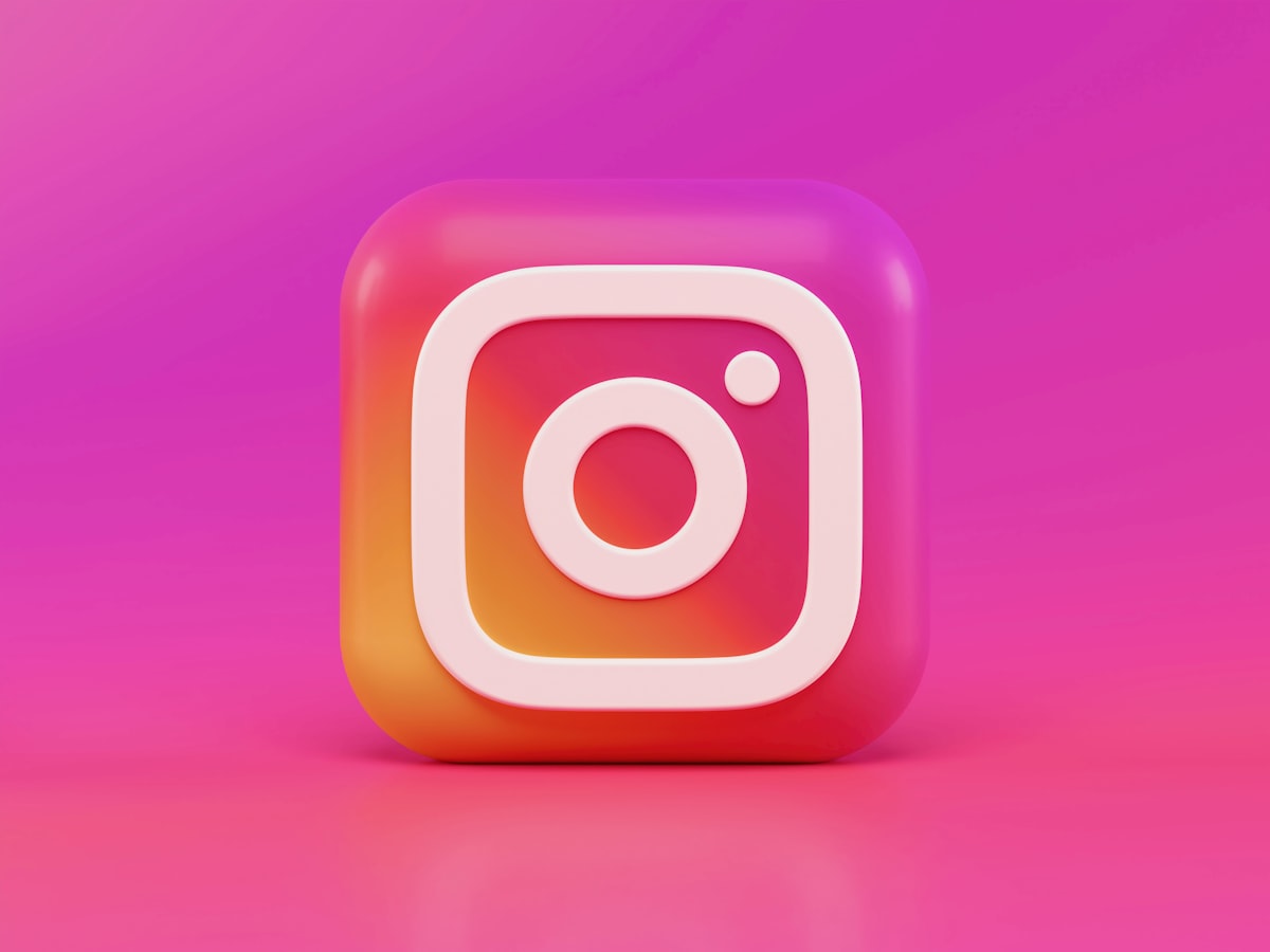 Réseaux sociaux TikTok Instagram smartphone social media