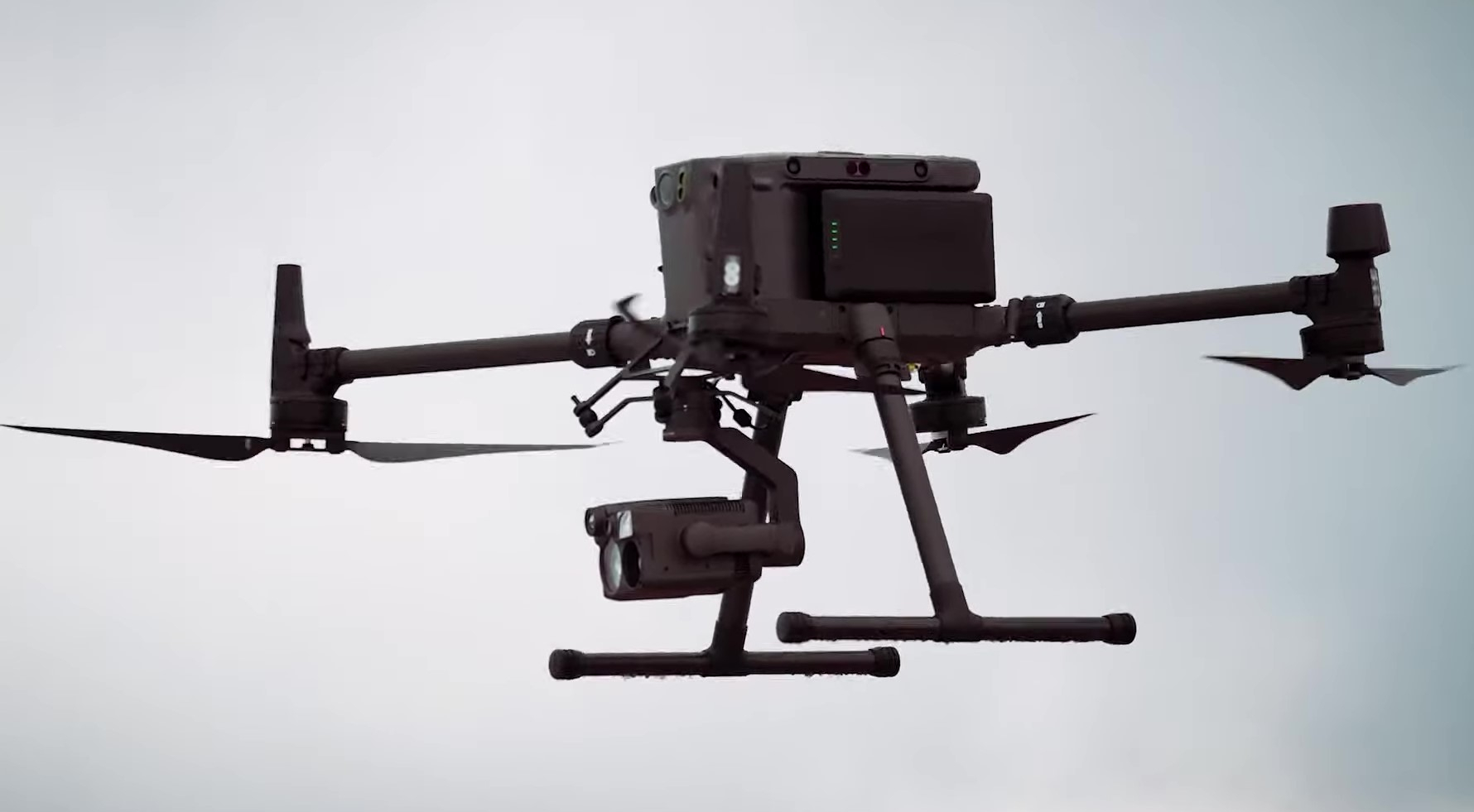 Drone professionnel DJI Matrice 300 en vol
