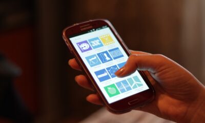 Une main tenant un smartphone
