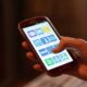 Une main tenant un smartphone