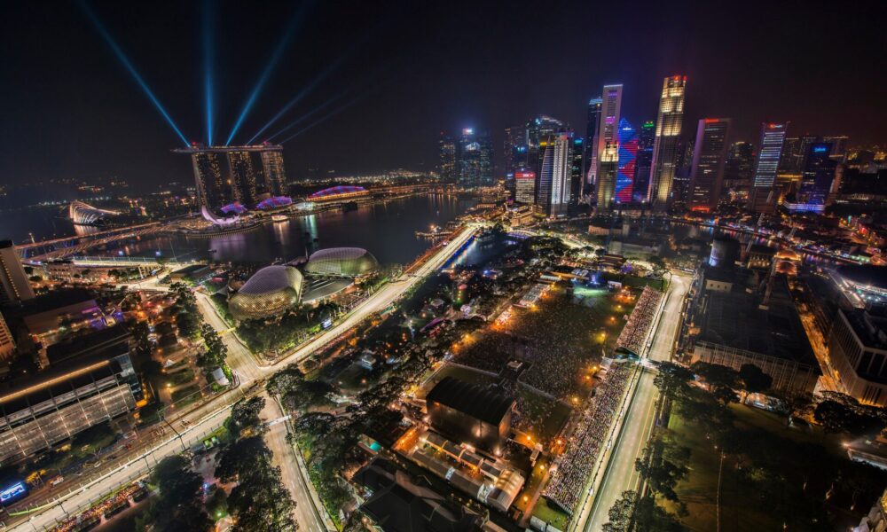 Une métropole illuminée vue du ciel, ses axes lumineux reliant les quartiers