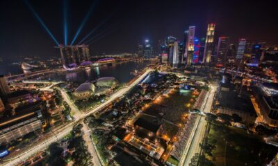 Une métropole illuminée vue du ciel, ses axes lumineux reliant les quartiers