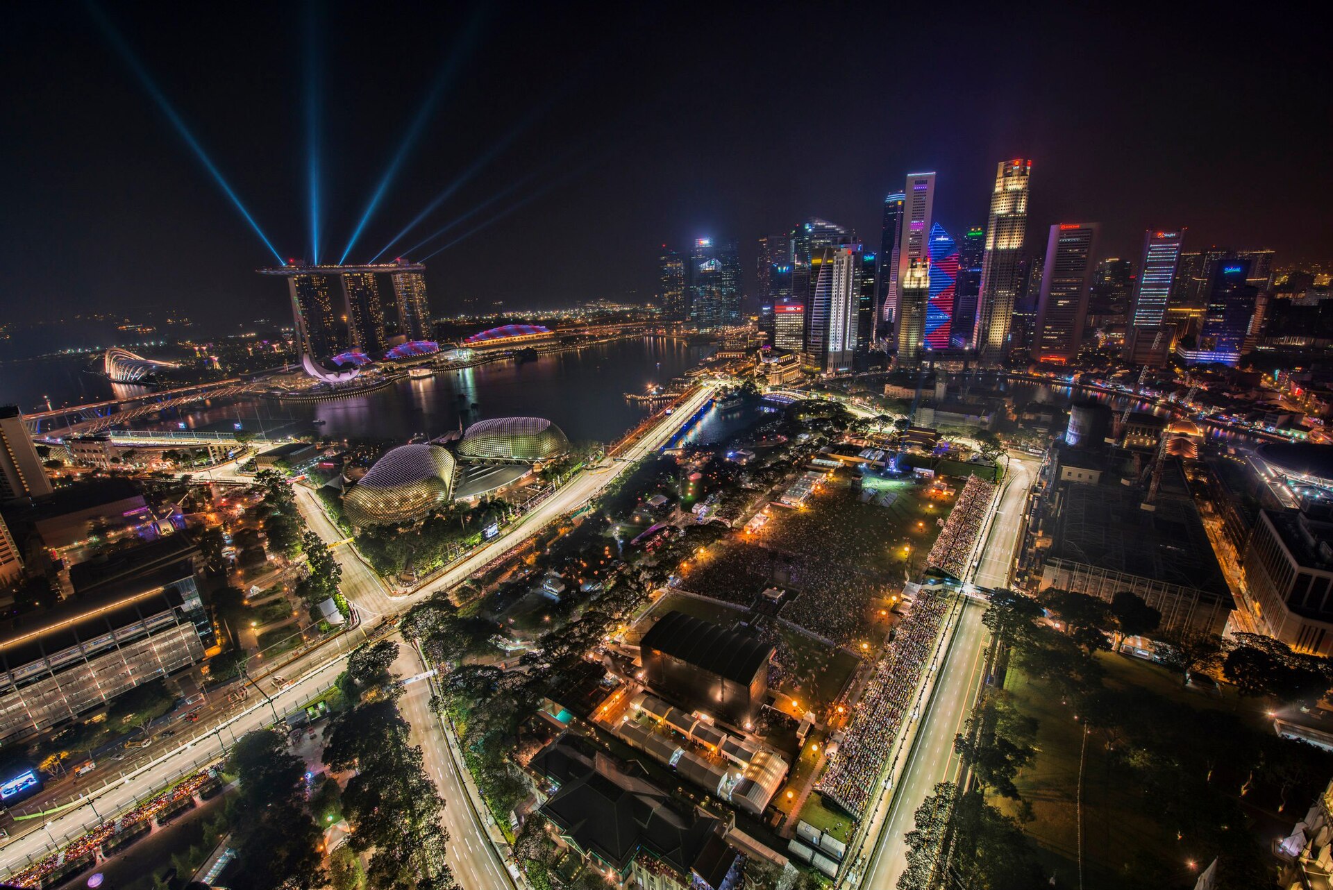 Une métropole illuminée vue du ciel, ses axes lumineux reliant les quartiers