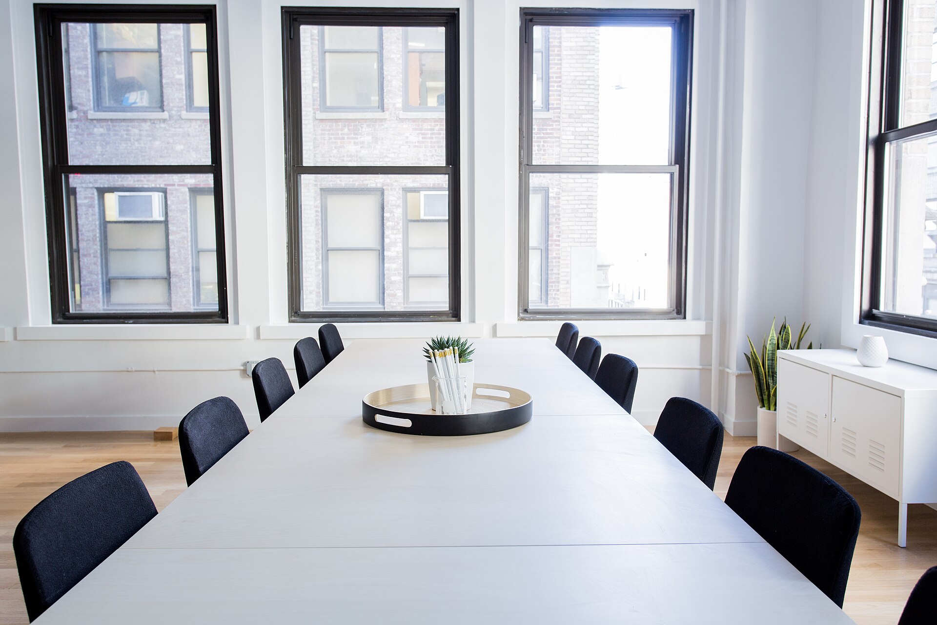 Une salle de réunion vide autour d’une grande table