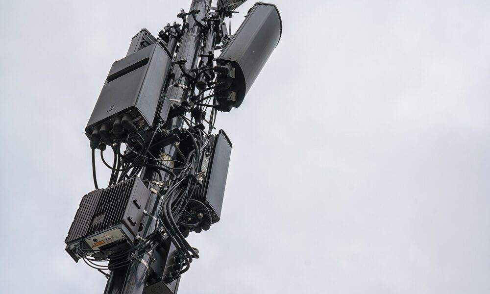Antennes 5G installées sur un pylône de téléphonie mobile