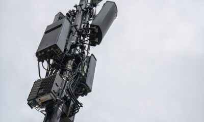 Antennes 5G installées sur un pylône de téléphonie mobile