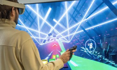 Un joueur équipé d’un casque de réalité virtuelle