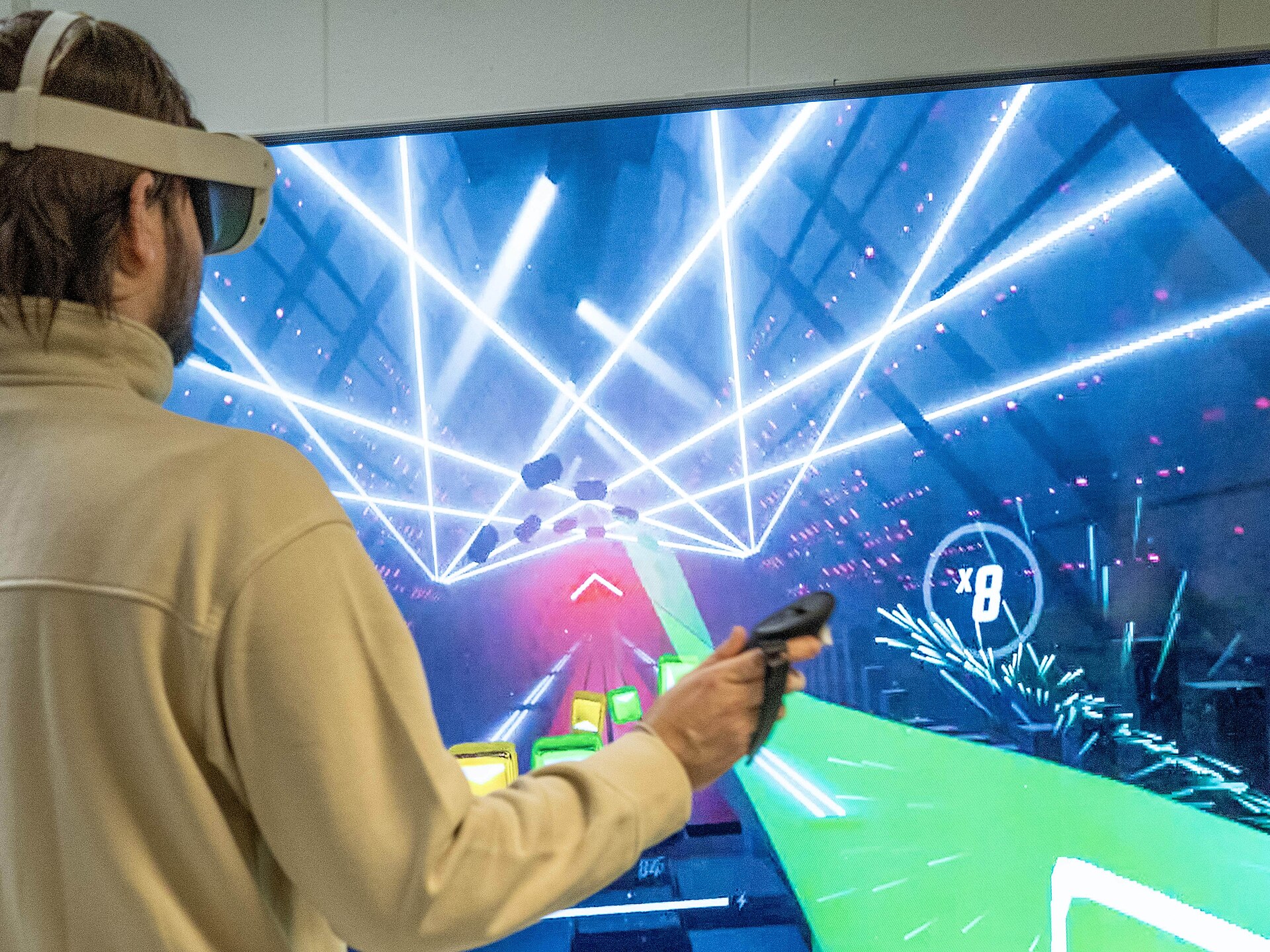 Un joueur équipé d’un casque de réalité virtuelle