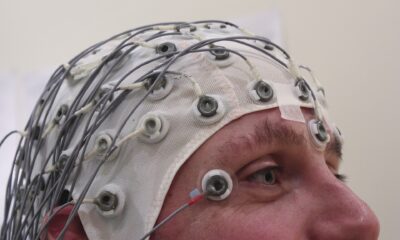 Un casque d’électroencéphalographie (EEG) posé sur la tête d’un participant
