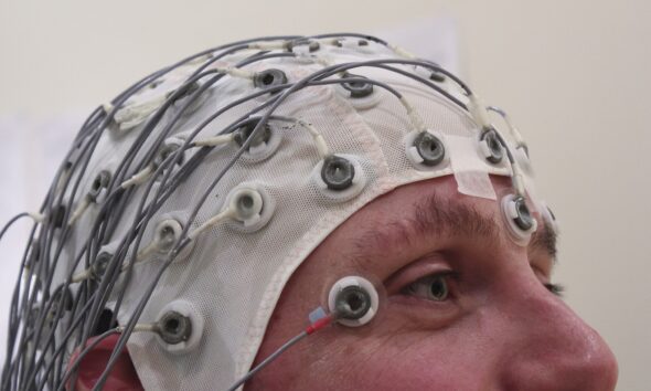 Un casque d’électroencéphalographie (EEG) posé sur la tête d’un participant