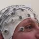 Un casque d’électroencéphalographie (EEG) posé sur la tête d’un participant