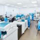 Des scientifiques au travail dans un laboratoire automatisé