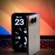 iPhone Duo à moitié ouvert posé devant un MacBook Pro