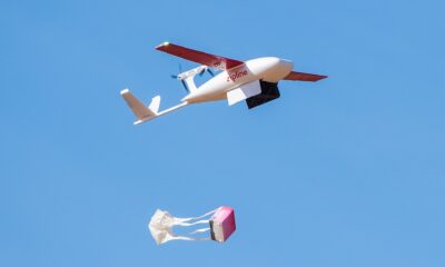 Drone de livraison Zipline larguant un colis sous parachute