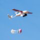 Drone de livraison Zipline larguant un colis sous parachute