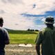 Deux télépilotes observent un drone posé sur une plateforme avant un vol d'entraînement