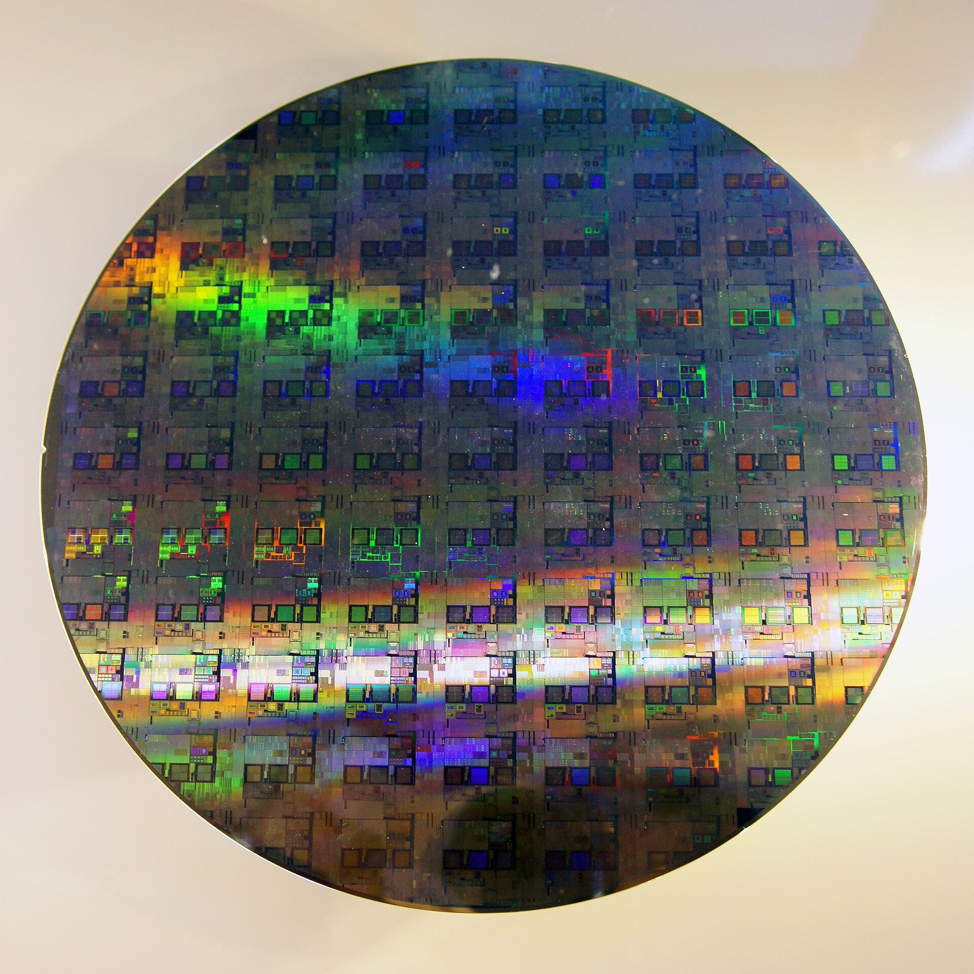 Plaquette de silicium de 12 pouces gravée de puces électroniques